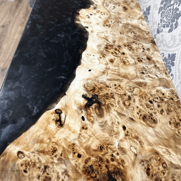 Fekete Tengerpart Industrial Epoxi Gyanta Asztal – Csomoros Nyárfával - Image 2